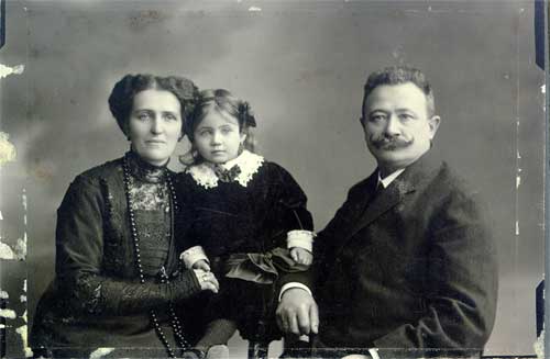 Wilhelm JAROSCH und Antonia ROSNER, Foto von 1912 anlässlich des 50. Geburtstags von Wilhelm Jarosch. V.l.n.r.: Mutter Antonia, Wilma und Vater Wilhelm