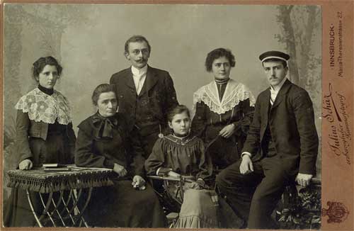 Patscheider Geschwister mit Mutter: vlnr: Marie, Adelheid (Mutter), Anton, Ida, Theres und Richard