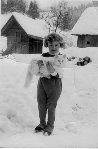 Erna als Kind in Hinterstoder (knapp über 3 Jahre alt) - Foto im Jänner 1935