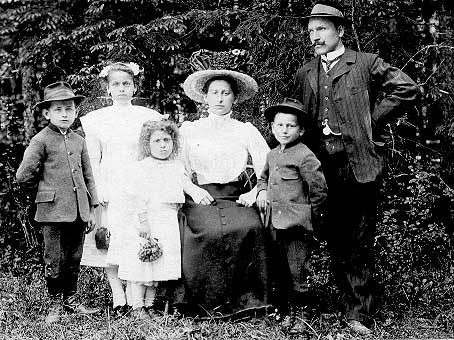 Familienfoto im Leitnerholz nähe Letten nach dem Fronleichnamsumzug (1910). V.l.n.R.: Ludwig, Josephine, Maria, Mutter Maria, Theodor und Vater Ludwig